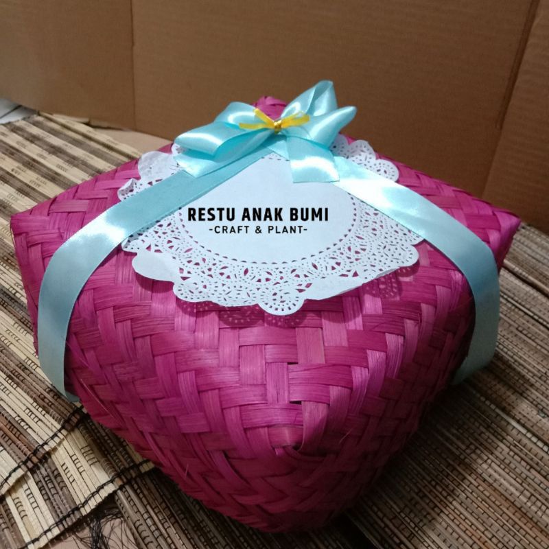 

(B013) Besek Bambu 20cm Warna Pita / Wadah Sokase / Tempat Hantaran / Nikahan / Hajatan / Saji / Makanan