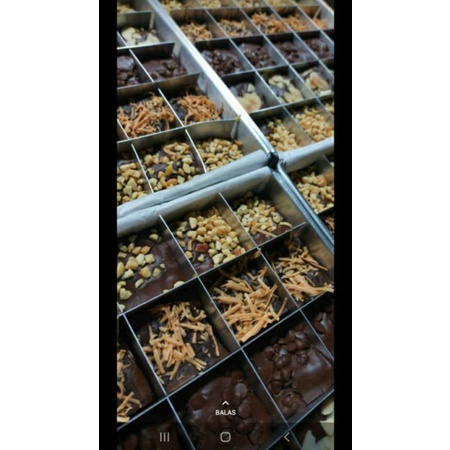 

Brownies sekat panggang c iteung HOMEEMADE ukuran 20x20 cm