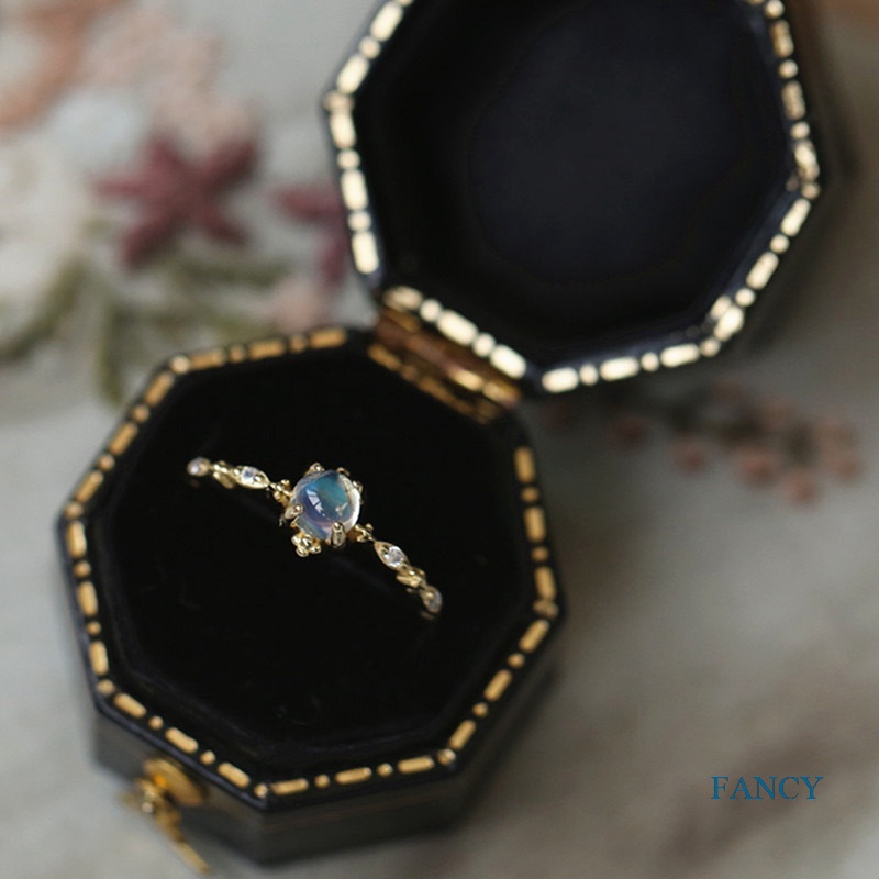 Cincin Wanita Warna Emas Aksen Moonstone Gaya Minimalis Untuk Pertunangan