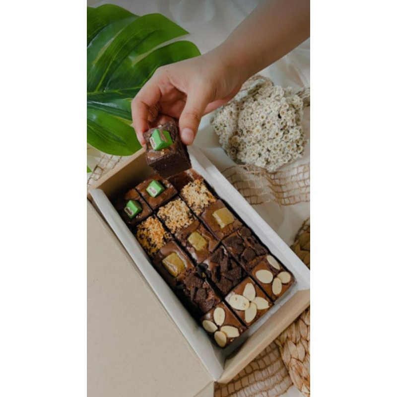 

FUDGY BROWNIES PREMIUM Pawon Simbah (Ukuran 10cmx20cm)