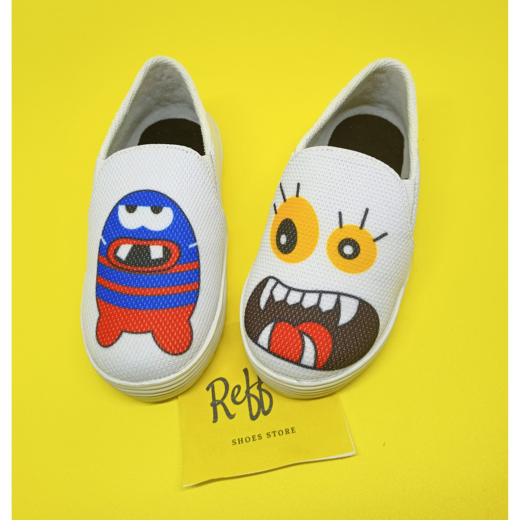 DINDASEPATUSLIPONANAKWANITAPEREMPUANMINIONSUKURAANWARNAMERAHHITAMDANPUTIH