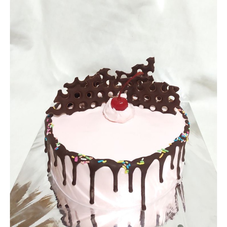 

KUE ULANG TAHUN / STRAWBERRY DRIP CAKE/