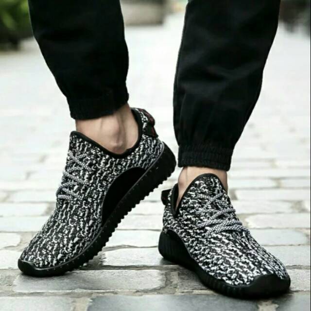 Sepatu adidas pria Yeezy Boost Black
