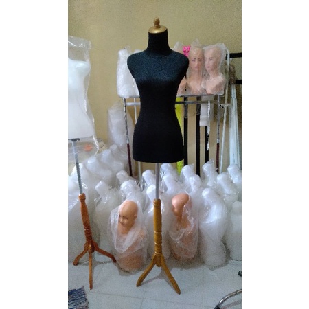 MANEKIN LAPIS KAIN HITAM + KAKI KAYU / PATUNG BAJU / GANTUNGQN BAJU WANITA
