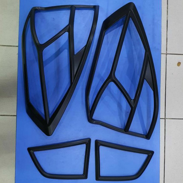 Garnish lampu belakang hitam doff MOBILIO 2013 - 2019.