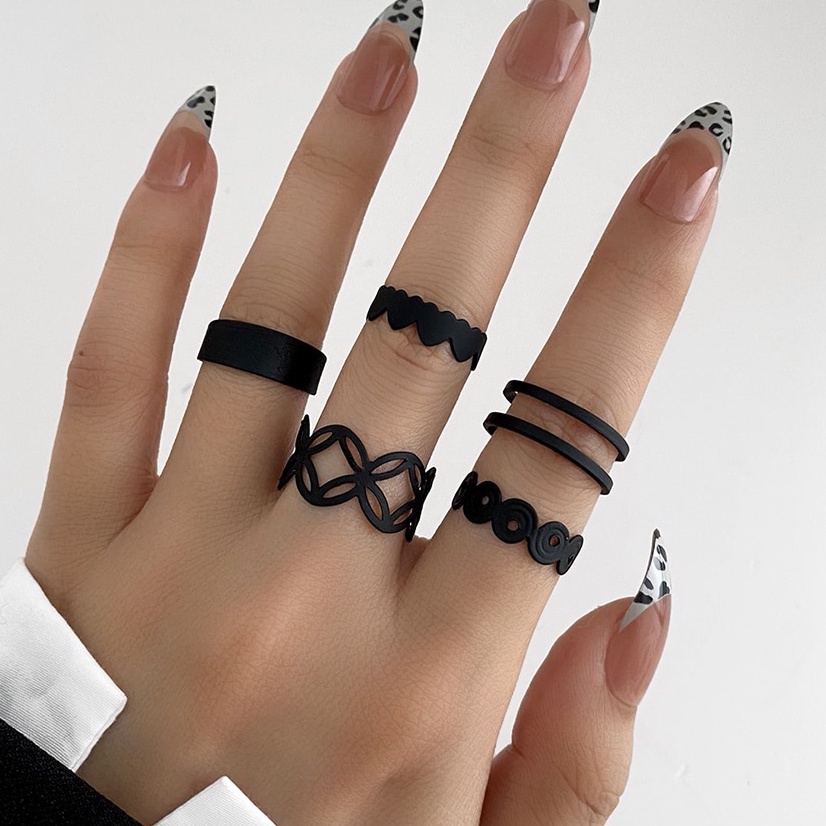 Set Cincin Model Terbuka Bentuk Bulat Kotak Hati Warna Hitam Bahan Logam Dapat Disesuaikan Gaya Vintage Untuk Pria Dan Wanita