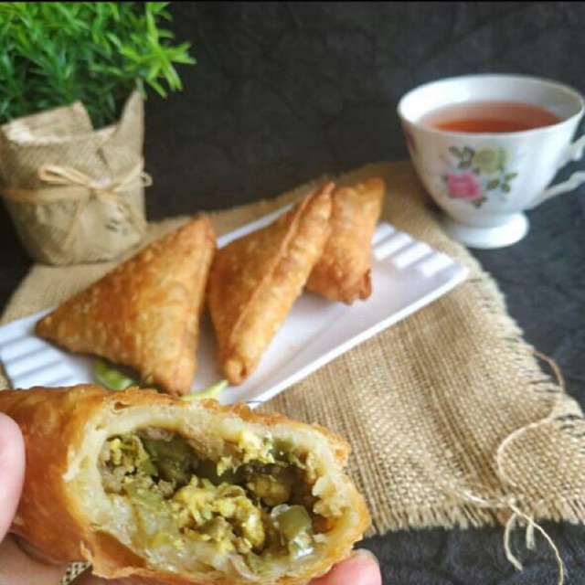 Sambosa samosa gorengan isi daging sapi dengan aroma khas arab india kemasan medium frozen beku