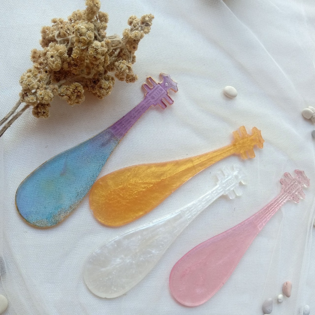 

pembatas buku | bookmark | bookmark model gitar cina | pembatas buku aesthetic