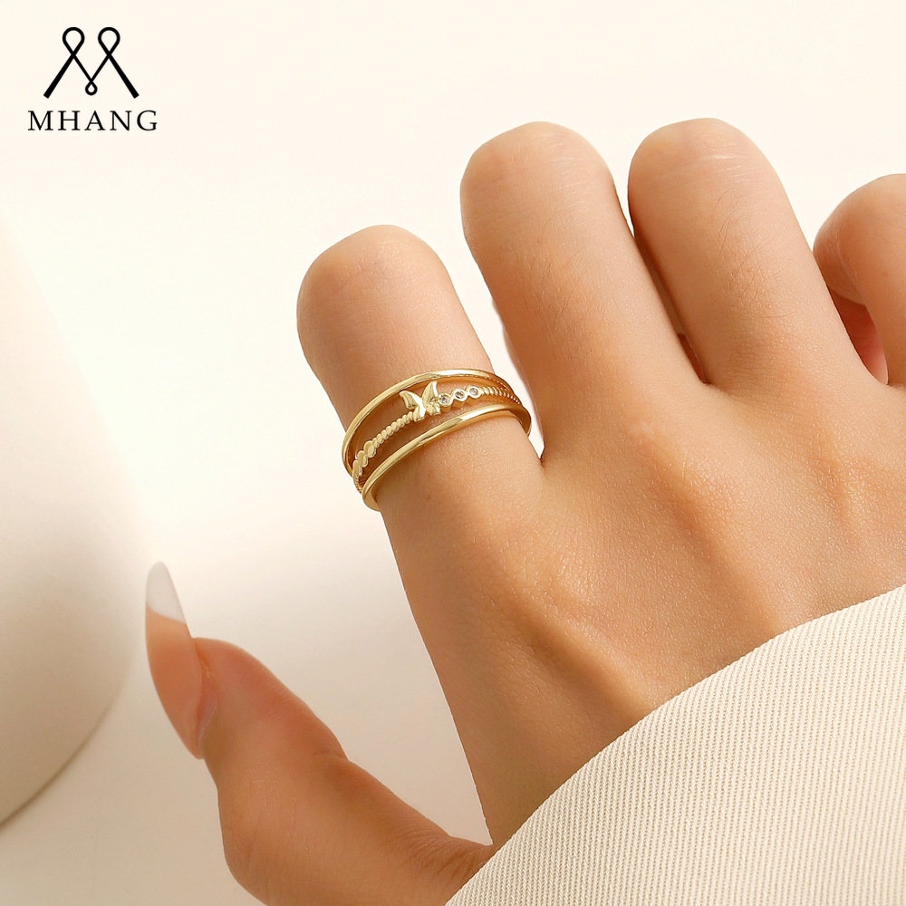 Cincin Model Terbuka Tiga Lapis Desain Kupu-Kupu Hollow Warna Emas Bahan Metal