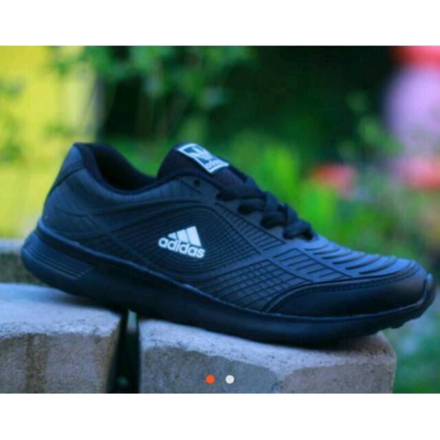 Sepatu adidas hitam polos