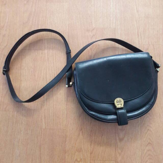 Preloved sling bag aigner original