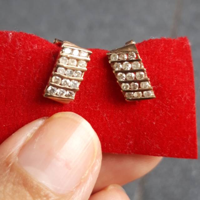 Berlian medan anting jepit