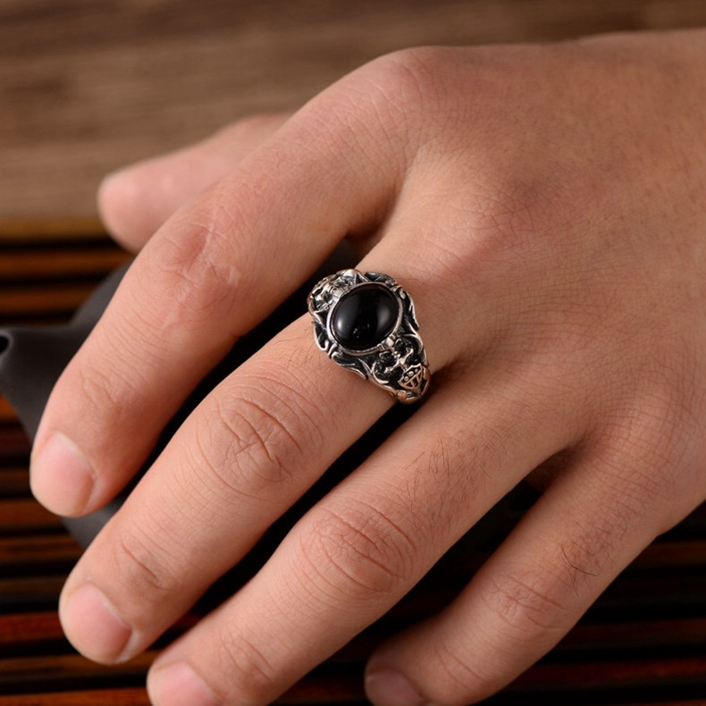 Cincin Vintage Gaya Punk Bahan Titanium Steel Warna Silver Hias Batu Akik Hitam Untuk Pria