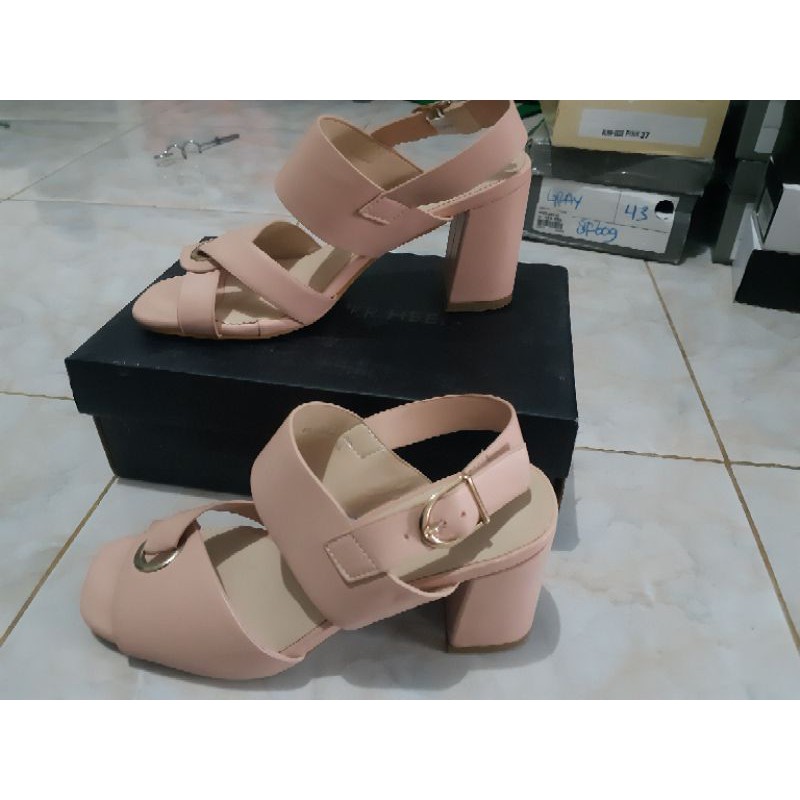 Sepatu Merk Head Over Hells