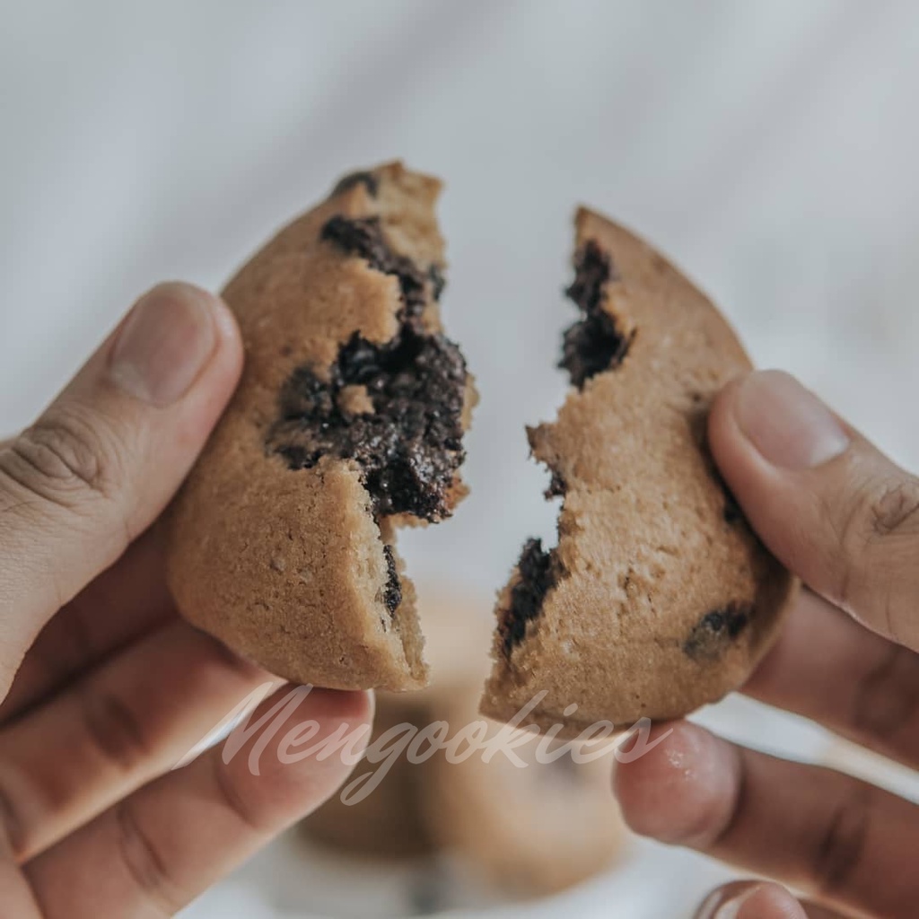 

GIANT SOFT BAKED COOKIES - CHEWY CHOCO CHOCOCHIPS