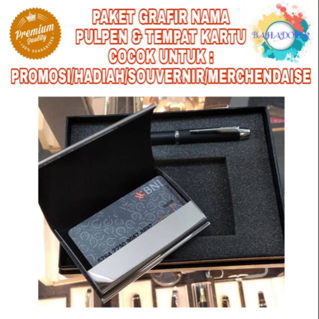 

PAKET HADIAH SOUVERNIR PROMOSI KADO MERCHANDISE PULPEN DAN TEMPAT KARTU FREE GRAFIR NAMA