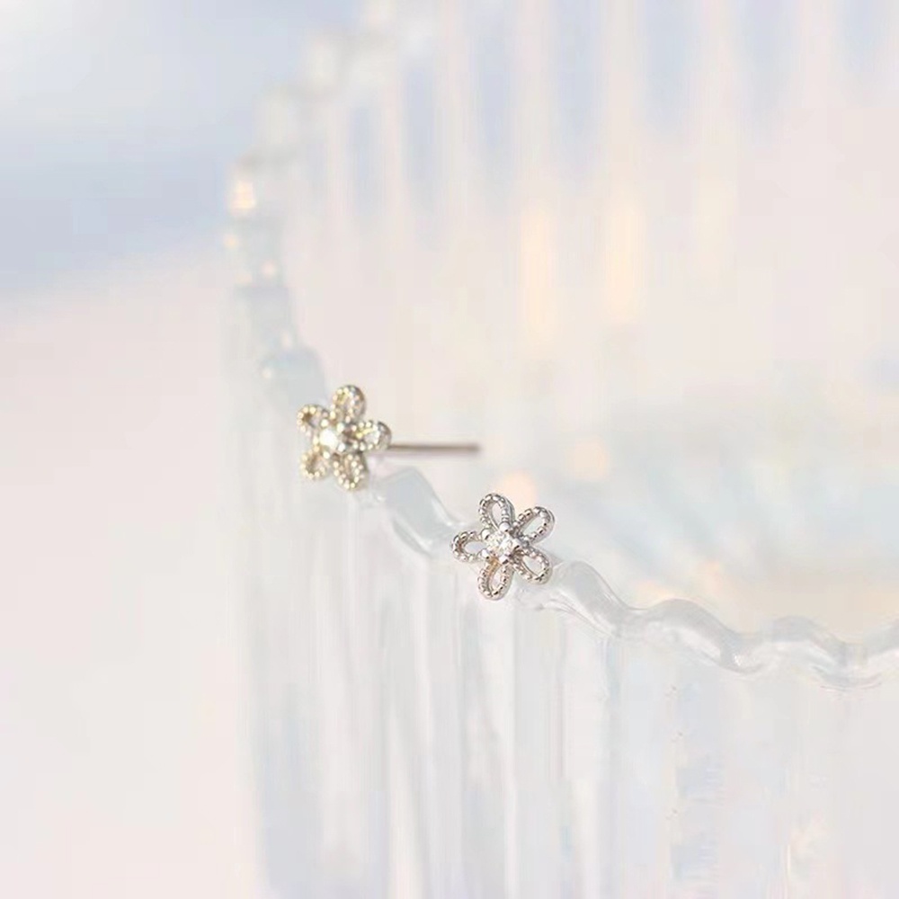 1 Pasang Anting Tusuk Bentuk Bunga Mini Warna Emas / Silver Gaya Korea Untuk Wanita