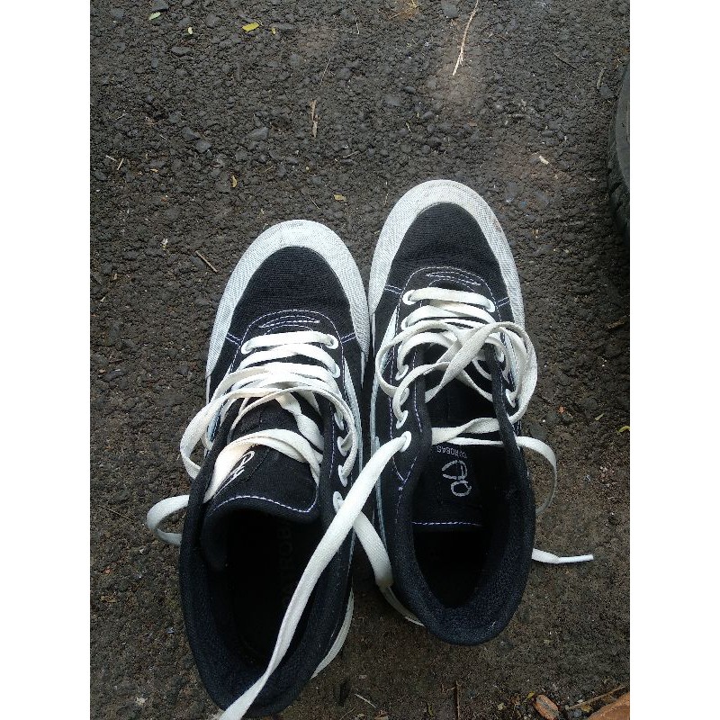 SEPATU PATROBAS
