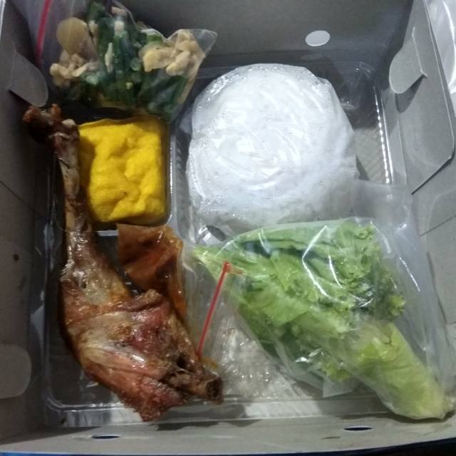 

nasi box ayam goreng