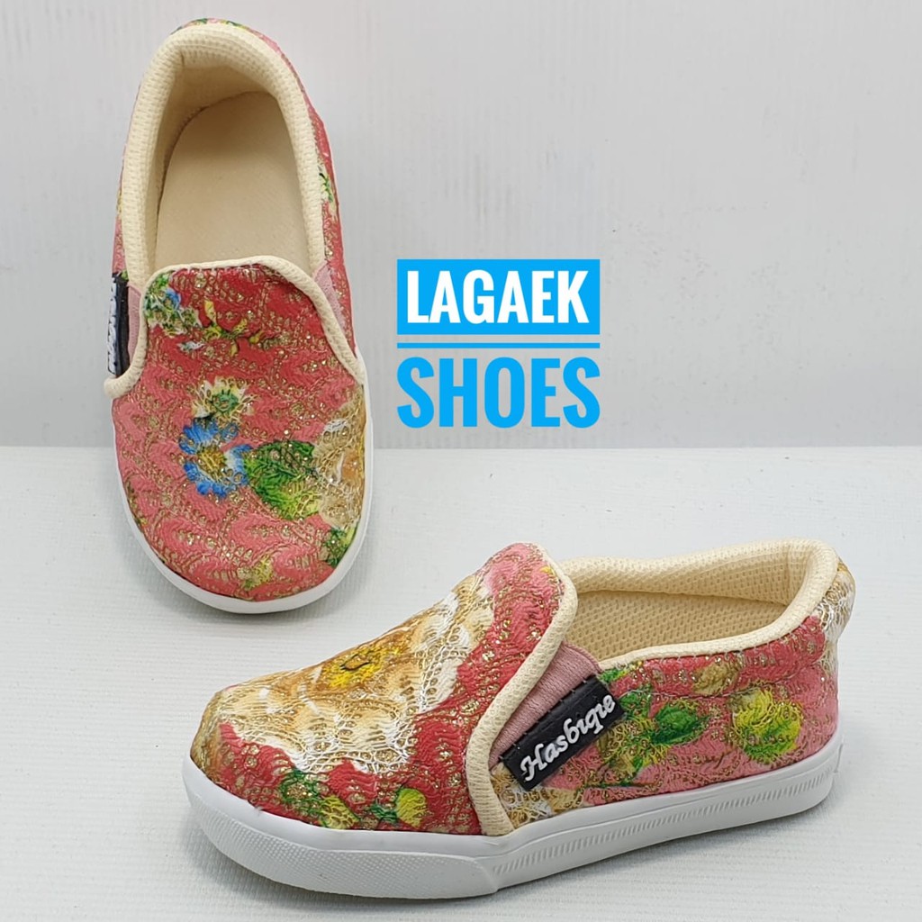 Sepatu Anak Perempuan Usia 3 4 Tahun Size 28 - 30  Slip On Bordir Bunga KREM - Sepatu Anak SALE