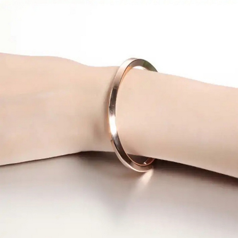 2022 Gelang Tangan Pria Model Terbuka Adjustable Bahan Stainless Steel Hias Berlian Warna Silver / Gold