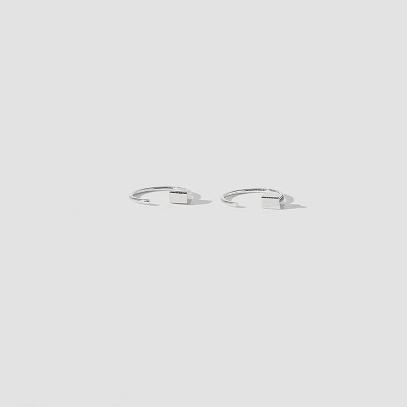 Anting Stud Kait Mini Bentuk Persegi Geometris Warna Silver Untuk Aksesoris Perhiasan
