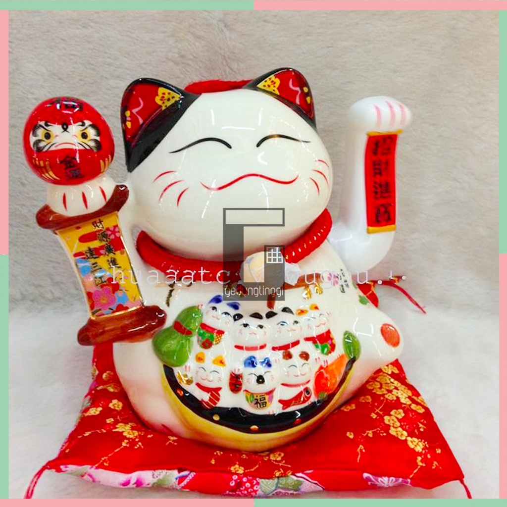 Patung Pajangan Hiasan Boneka Dekorasi Kucing Panggil Hoki Rejeki Rezeki Daruma Lucky Cat Maneki Neko Maneko Neki Jepang Cina China Tangan Goyang Gerak Bergerak Keramik Ceramic Ukuran Medium Sedang Besar Murah Baterai Batre Batrai Listrik Toko Kasir Cafe