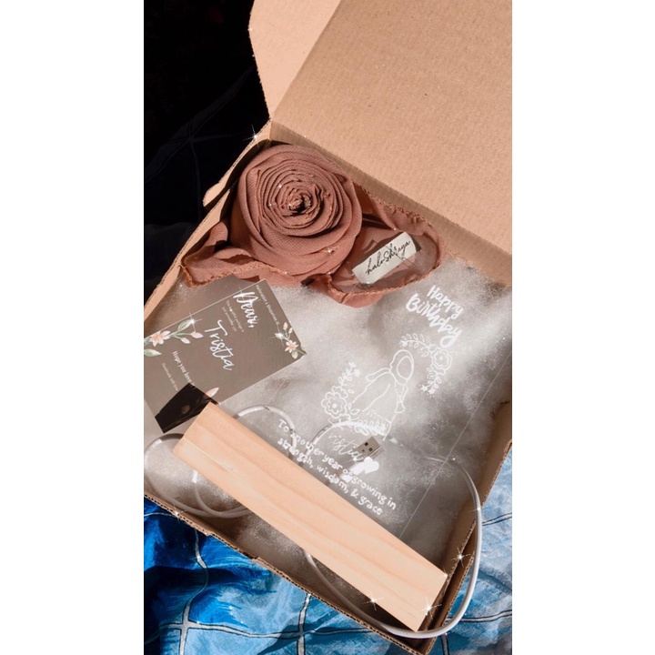

GIFT BOX ACRYLIC & JILBAB | HAMPERS | KADO WISUDA | KADO ULTAH | KADO SIDANG