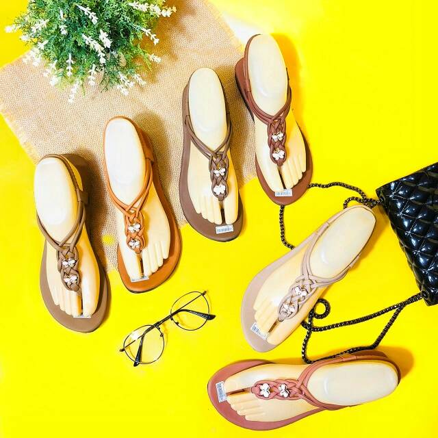 Sandal bangkol wanita