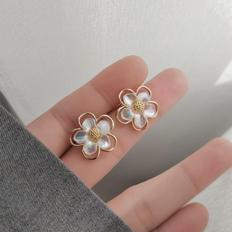 YEEZII Anting Stud Hypoallergenic Bentuk Bunga Hollow Warna Emas Untuk Wanita