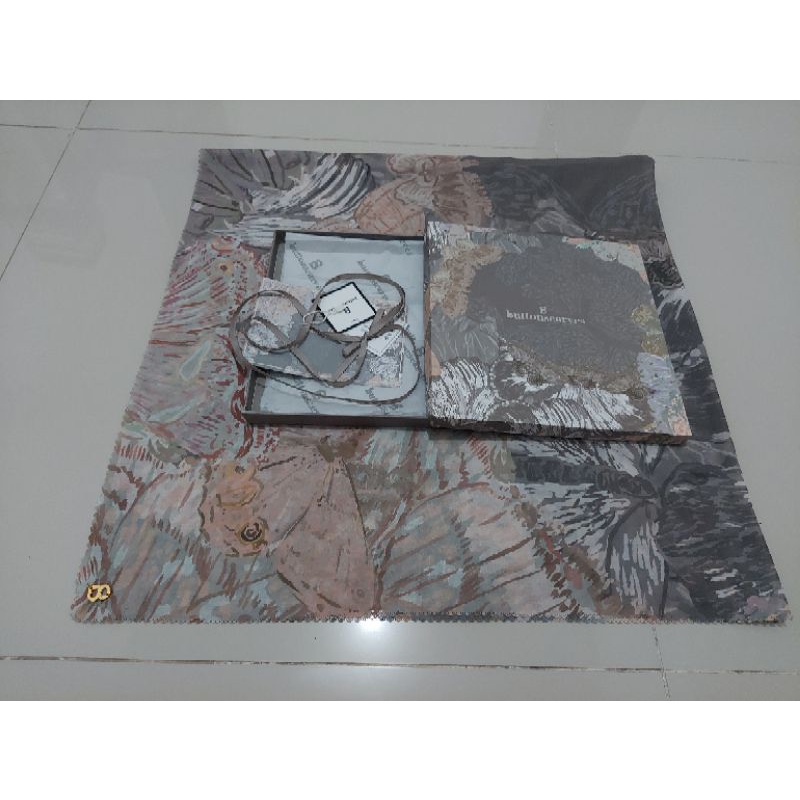 preloved buttonscarves farsha