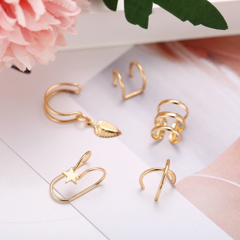 5pcs / set Anting Klip Telinga Palsu Tanpa Tindik Desain Daun Warna Emas Gaya Punk Rock