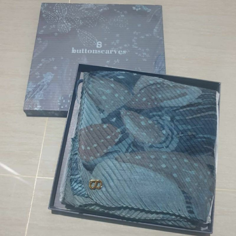 preloved buttonscarves opuntia pleated moon