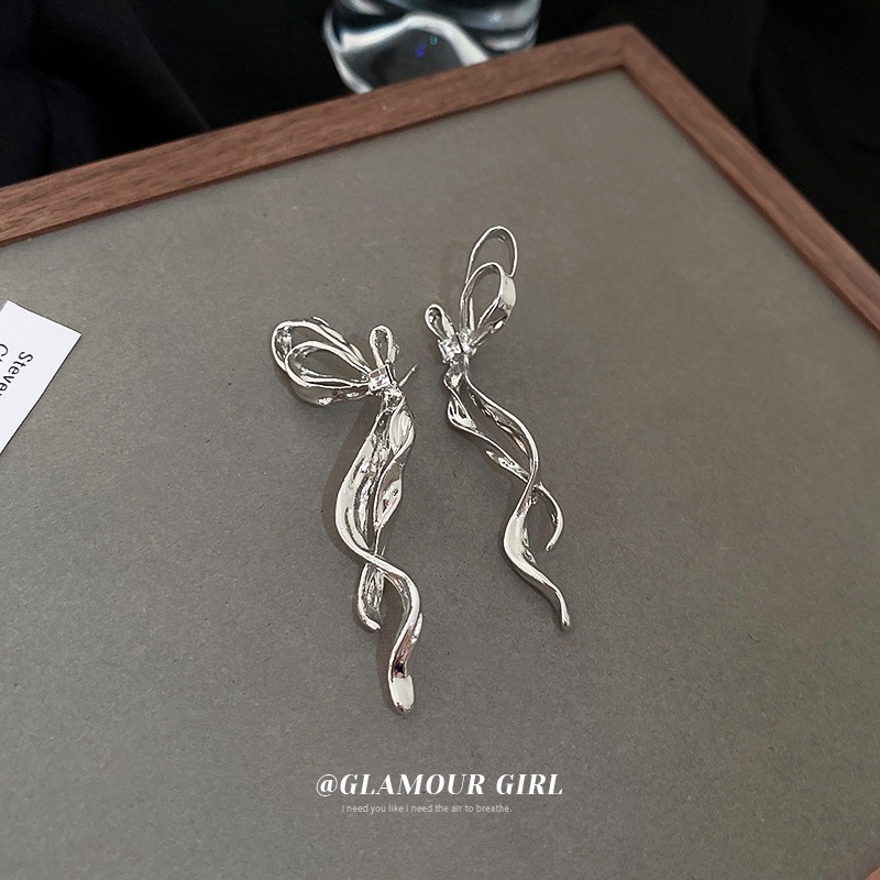 Anting Tusuk Asimetris Bahan Metal Gaya Eropa / Amerika Untuk Wanita