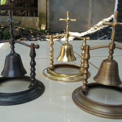 lonceng meja salib kuningan