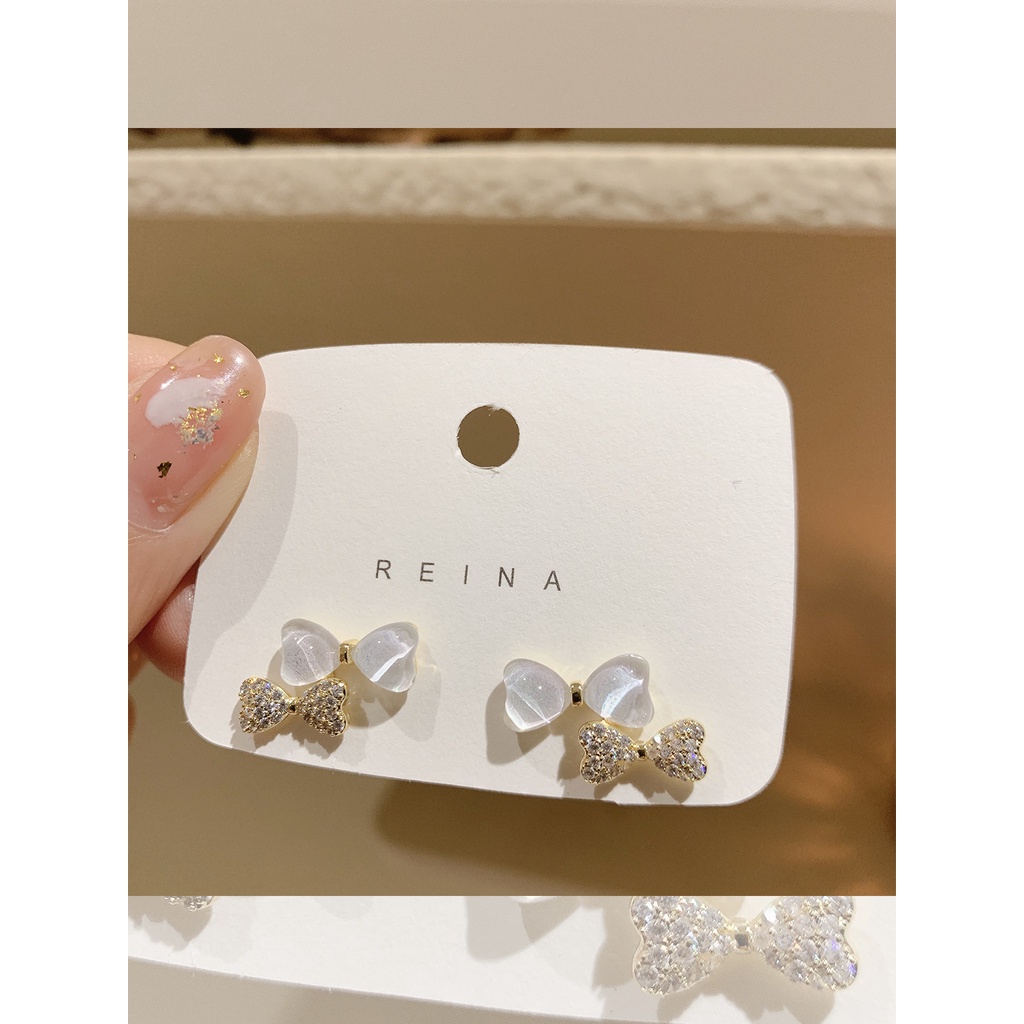 Anting Stud Bentuk Pita Geometris Aksen Kristal Kubik Zirkonia Warna Silver Gaya Korea Untuk Wanita