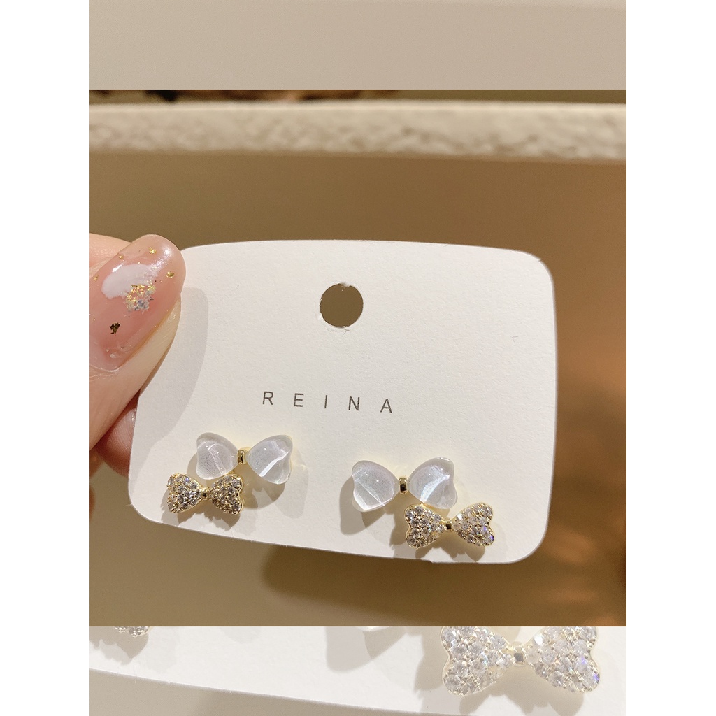 Anting Stud Bentuk Pita Geometris Aksen Kristal Kubik Zirkonia Warna Silver Gaya Korea Untuk Wanita