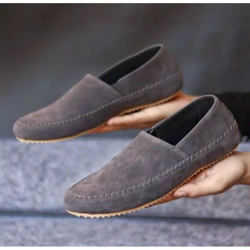 HIGHLAND GREY |WOLF x COZY| Sepatu Slip on Pria Santai Casual Formal Suede Kerja Kantor Kuliah