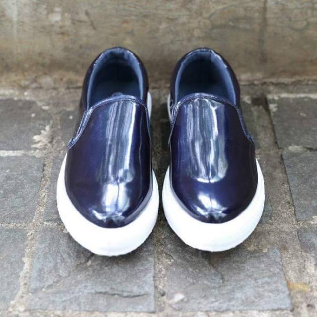 Airwalk janni slip on women 
Navy shinny