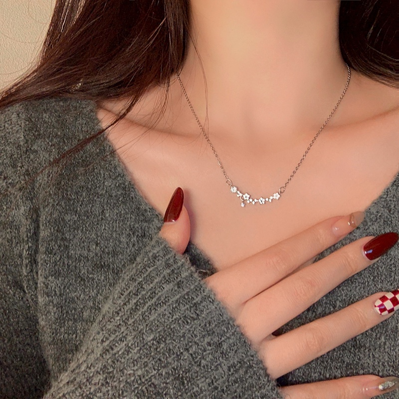 Kalung Rantai Liontin Bunga Bahan Alloy Lapis Silver Hias Berlian Imitasi Untuk Wanita