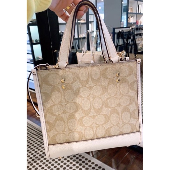 Coach Field Tote 22 In Signature Canvas With Tiger (C7001)
