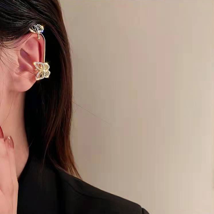 YEEZII Anting Klip Tanpa Tindik Desain Kupu-Kupu Warna Emas / Silver Untuk Wanita