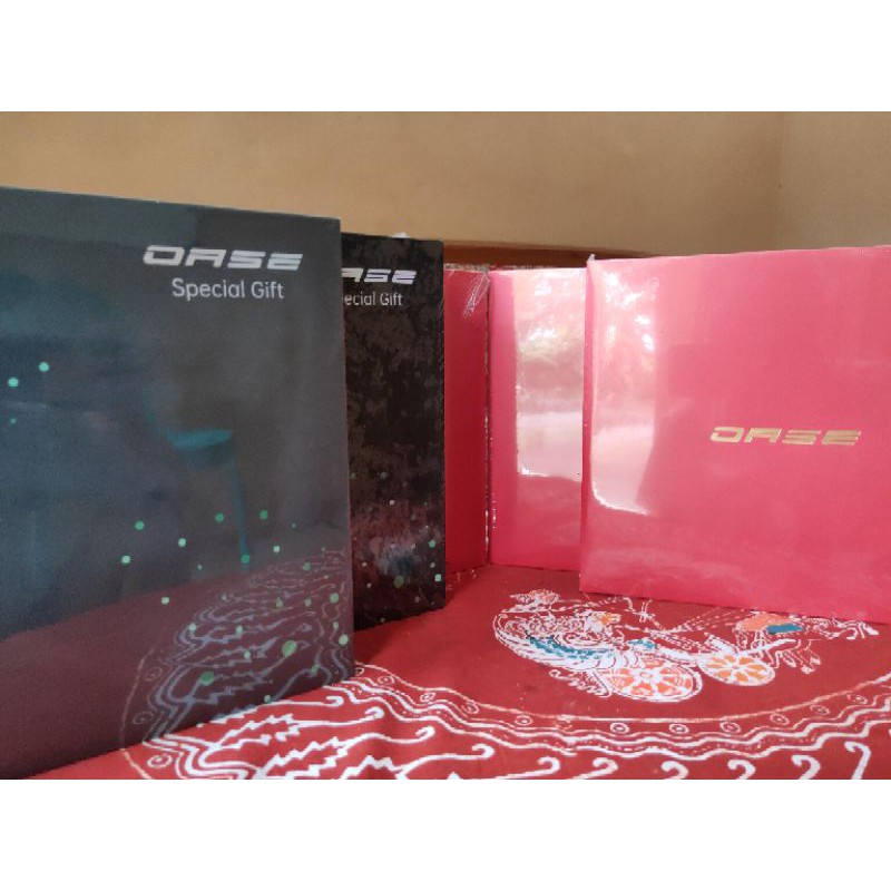 Gift box oppo reno. headset bluetooth + jam tangan bluetooth + charger.