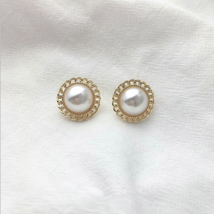 Anting Klip Lapis Emas Bentuk Bunga Aksen Mutiara Gaya Vintage Untuk Wanita