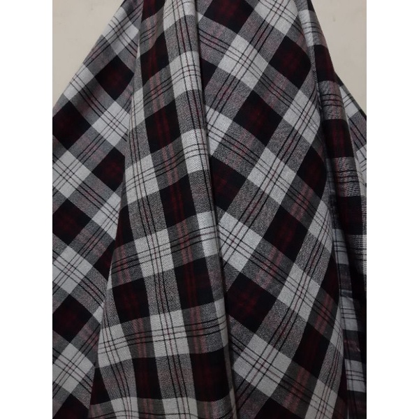 Kain Kotak Semi Wool per 25 cm = 11.000 ( warna dasar abu muda garis hitam merah maroon ) minimal pe