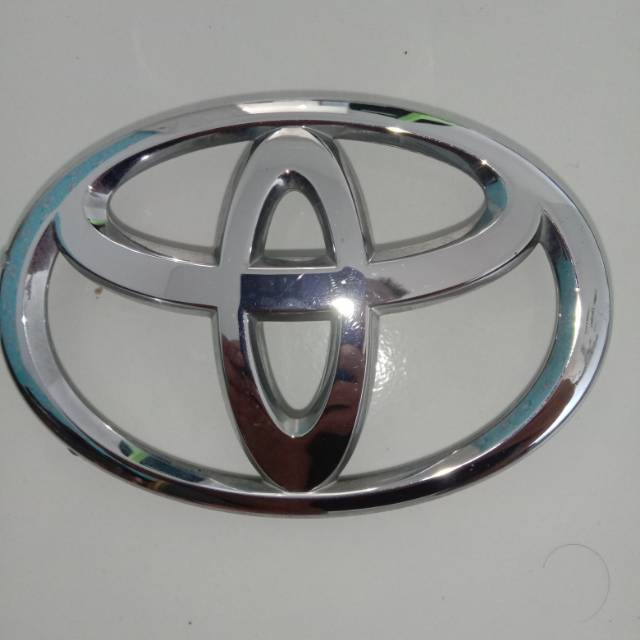 Emblem depan Toyota rush
