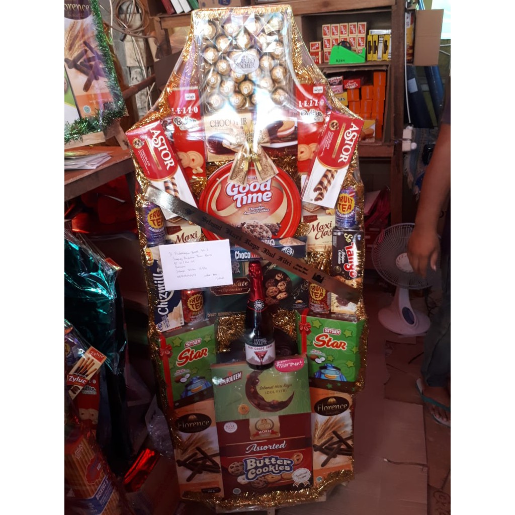 

PARCEL MAKANAN BISKUIT DAN COKLAT HAMPERS LEBARAN