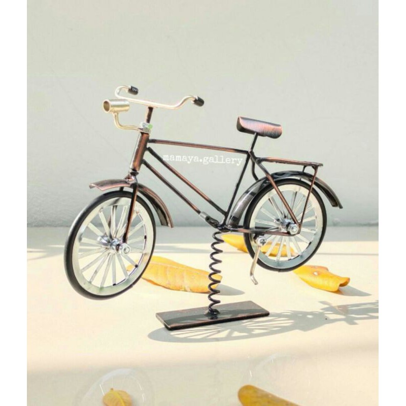 Miniatur sepeda logam kawat