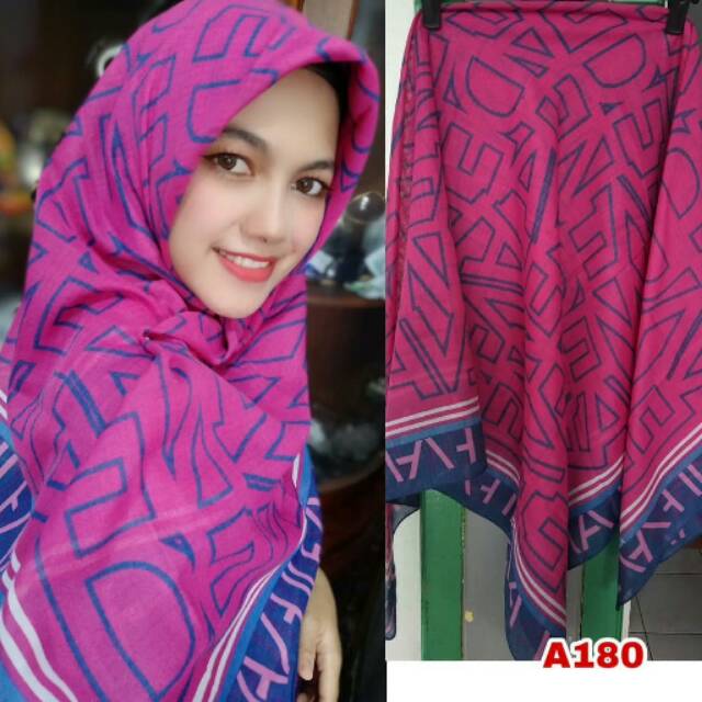 HIJAB SEGI EMPAT VOAL MOTIF PINK FANTA - Amyofficial