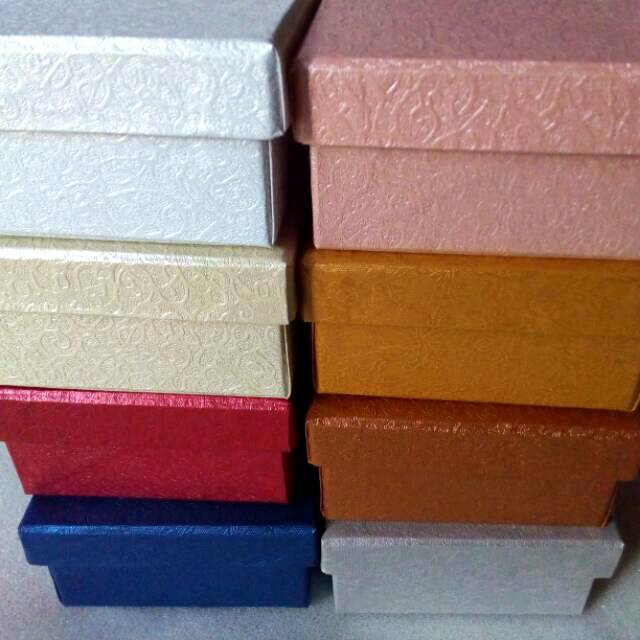 

READY Gift box kotak kado Exclusive (8x8x4)